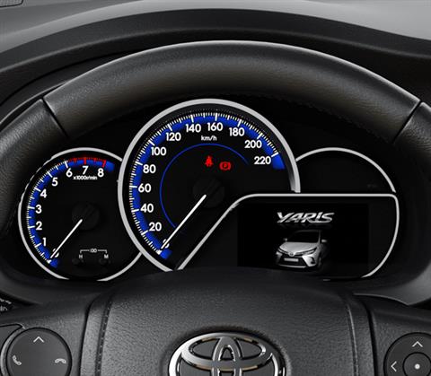 Bảng đồng hồ và màn hình hiển thị tại đại lý Toyota Vinh