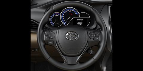 Tay lái tại đại lý Toyota Vinh